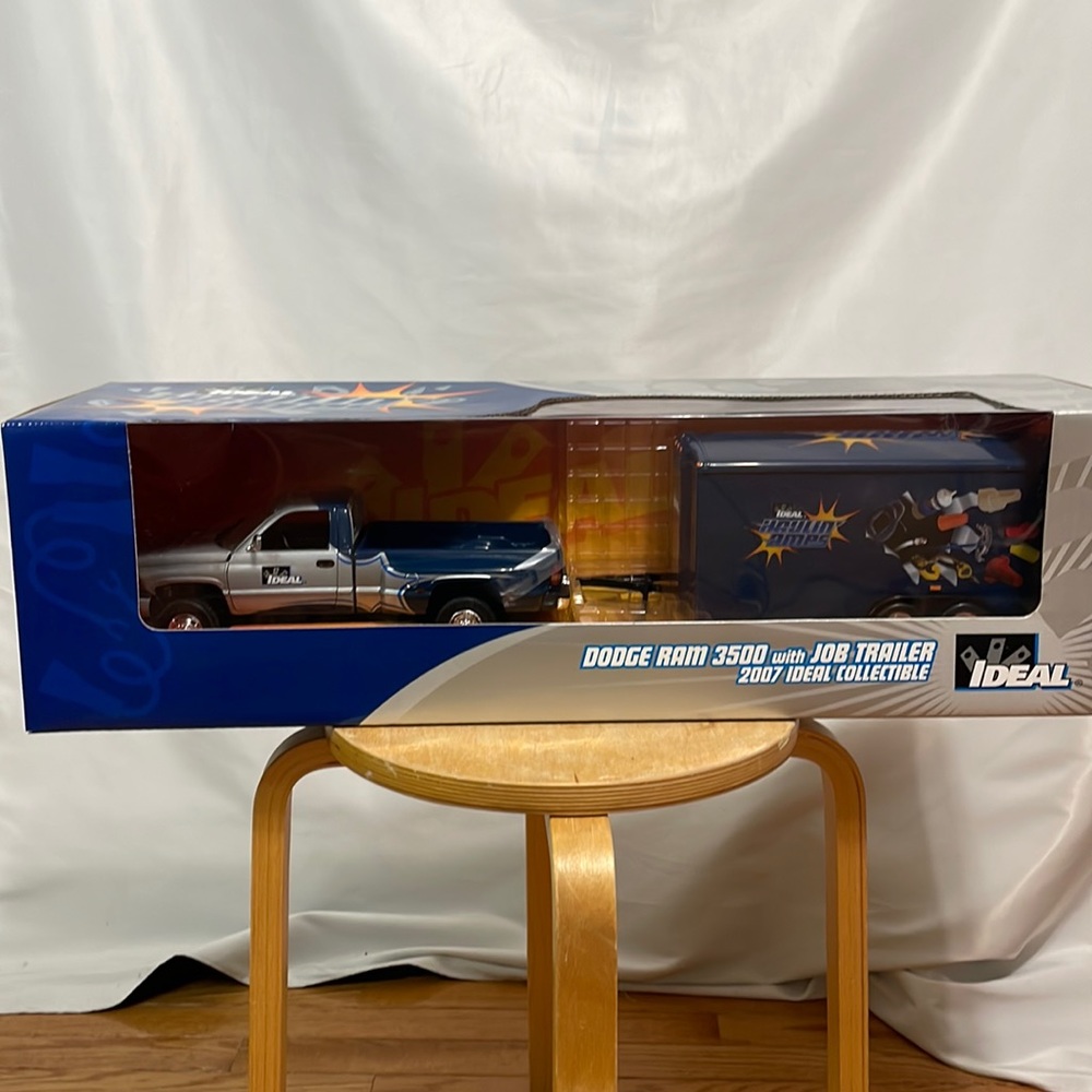 IDEAL 2007 Collectible -Dodge Ram 3500with Job Trailer NWT